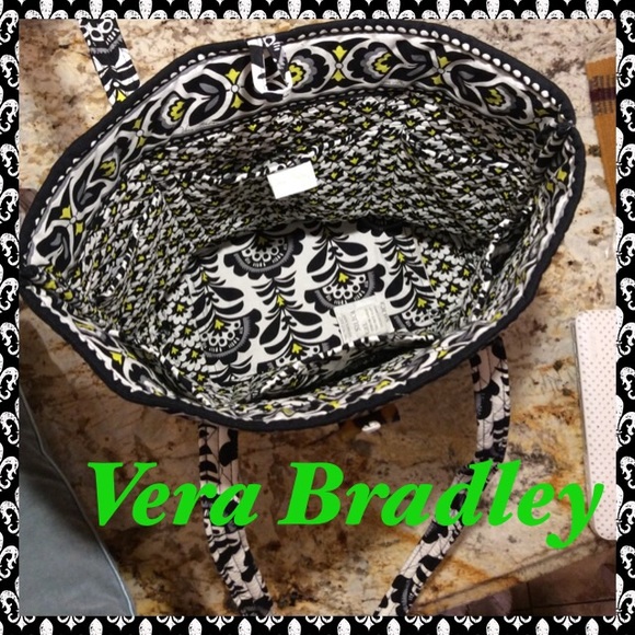 NEW! Vera BRADLEY Tote with tags on. - Picture 2 of 4
